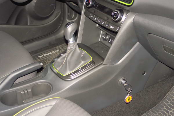 hyundai kona 6seb r elol segedrud jobb oldalt